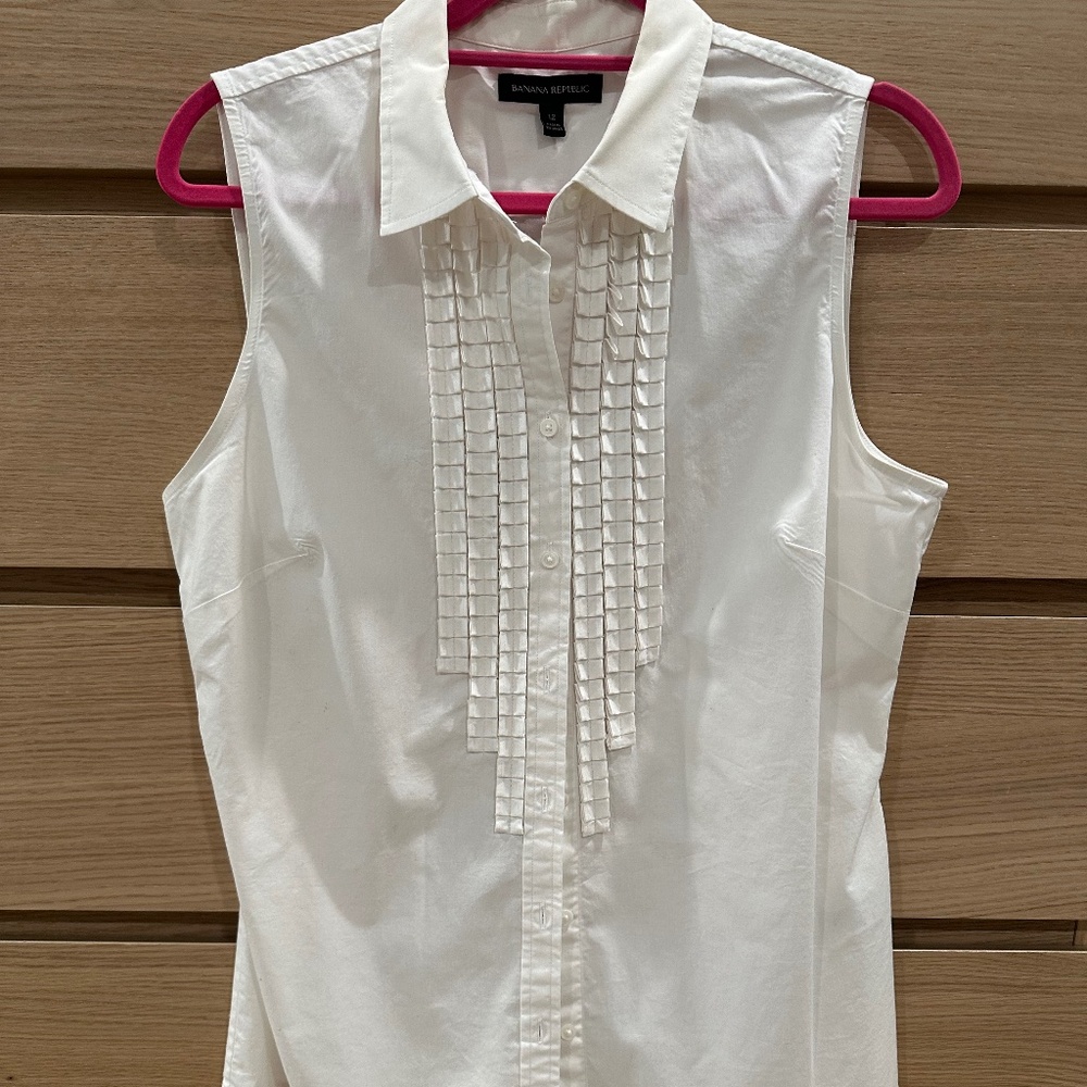 Banana Republic size 12 sleeveless collared shirt with texture detail